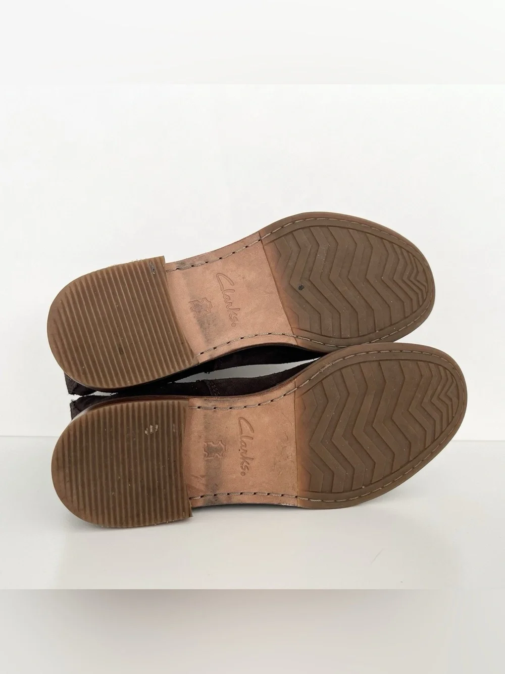 Clarks Women's Brown Suede Ankle Booties Size 6.5 Flat Walking Comfy Preppy